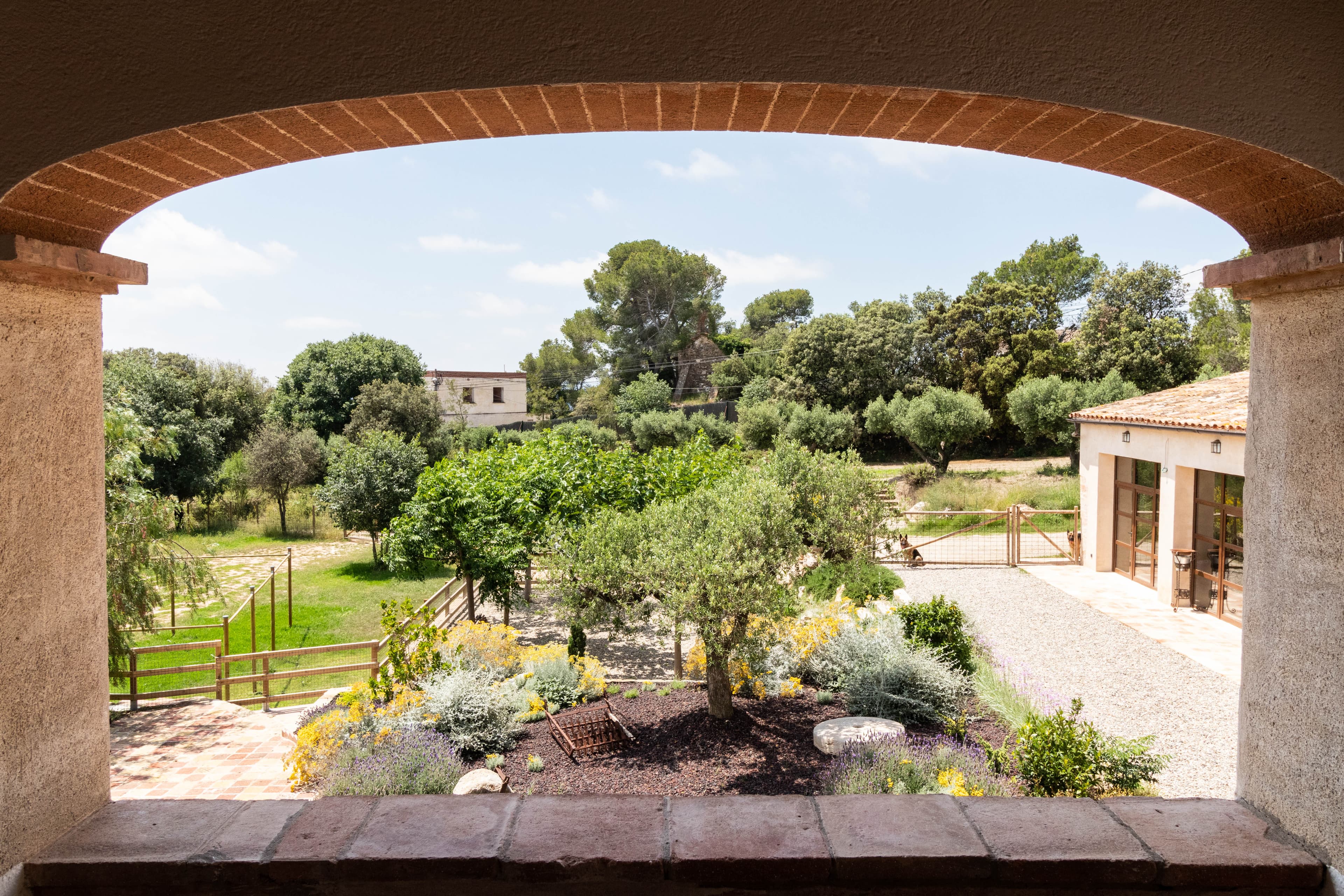 Vistes al jardí des de l’arc del porxo de l’Habitació Suite