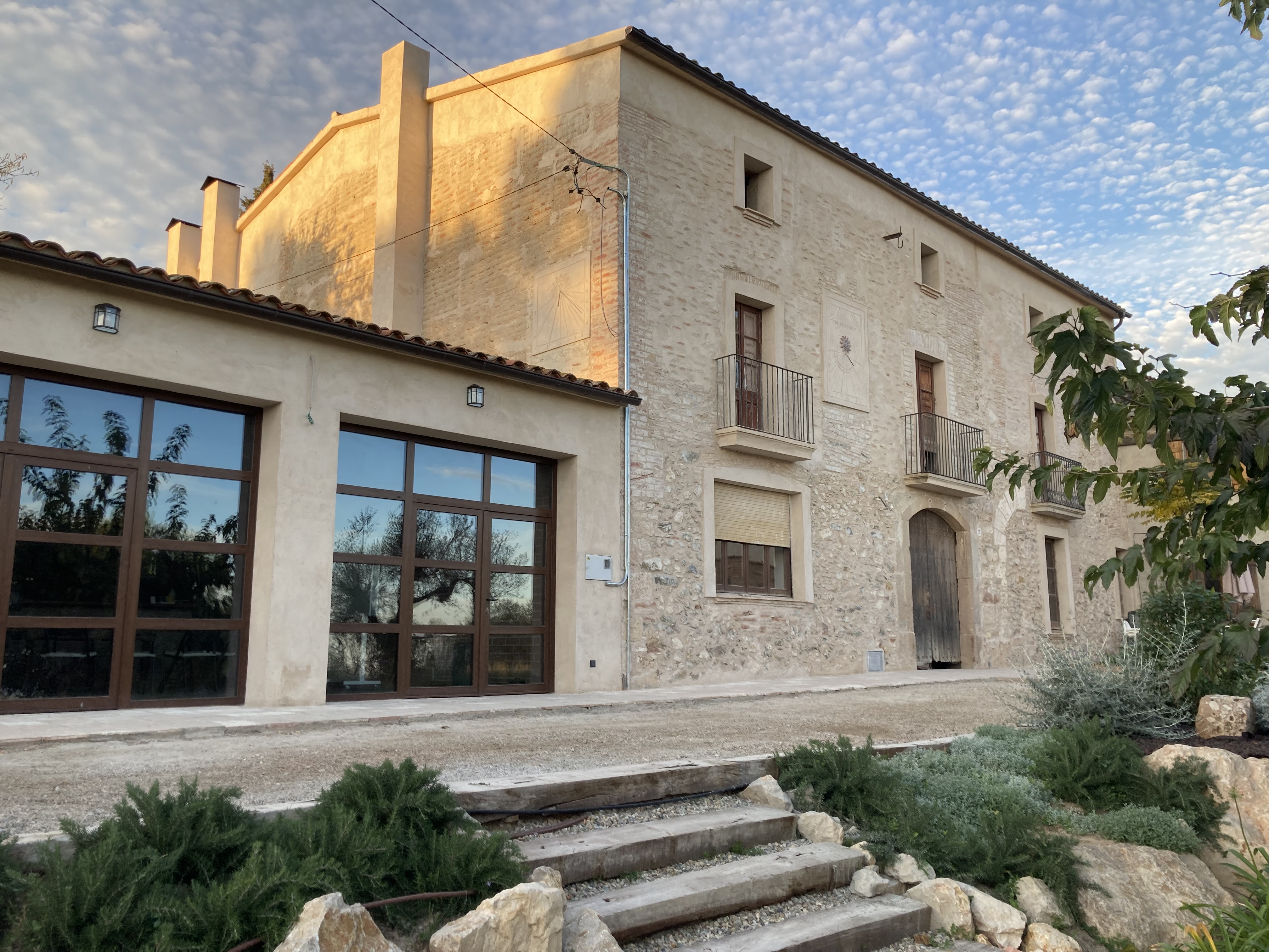 Sala amb edifici per a celebracions