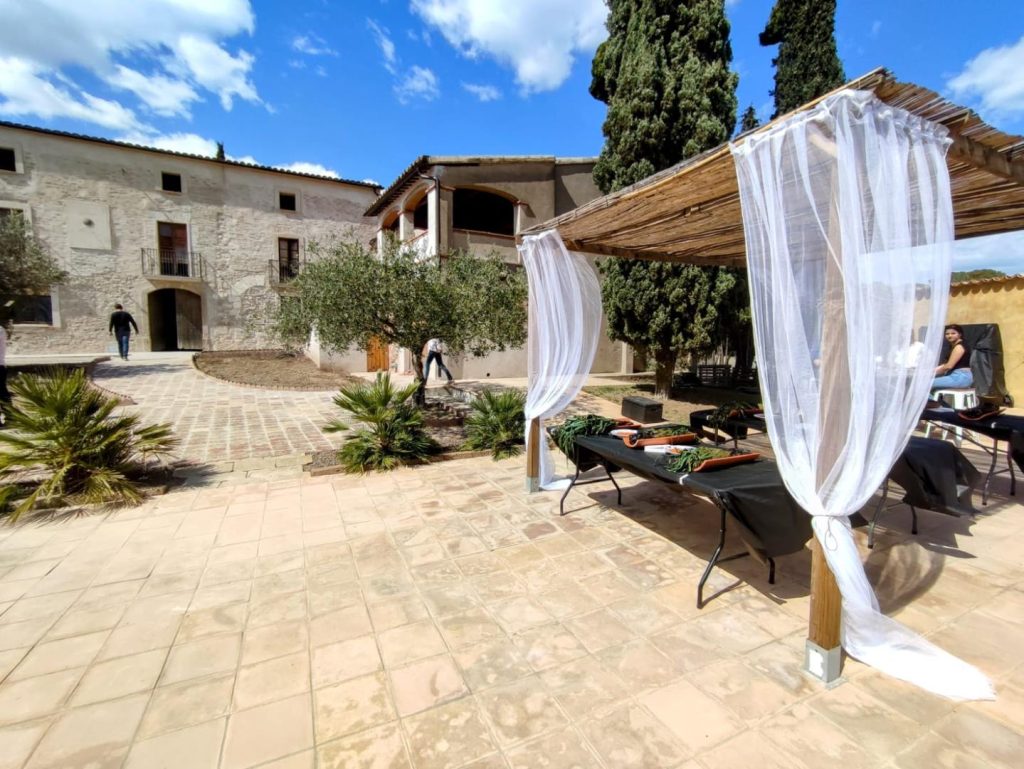 ViVIU una Calçotada Única a Can Robira: Team Building per a Empreses i Grups 3 Calçotada: Pati de la masia Can Robira amb decoració de celebració