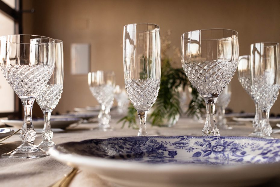 Els 17 restaurants preferits a la comarca de l'Anoia 6 Restaurants: Taula elegantment parada amb copes de cristall i plats de porcellana amb motius florals blaus al restaurant Masia Can Robira