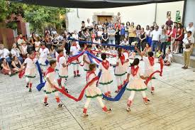 Festes i tradicions populars al anoia: Nens participant a una dança tradicional a Sant Martí de Tous