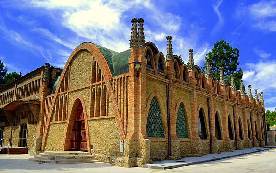 Caves Codorniu: Història i tradició en cada ampolla 7 Caves codorniu: Edifici modernista a Sant Sadurní d'Anoia, destacat per la seva arquitectura de finals del segle XIX i principis del segle XX.