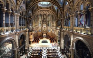 la història de montserrat 7 nterior de la Abadia de Montserrat amb arquitectura detallada i una vista completa de la nau central.