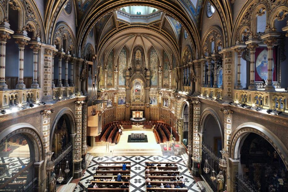 Descobreix l'Abadia de Montserrat: Sants i Abats Històrics 6 nterior de la Abadia de Montserrat amb arquitectura detallada i una vista completa de la nau central.