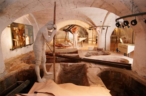 El museu de la pell d'Igualada 4 Interior del Museu de la Pell d'Igualada amb recreacions del procés d'adobament tradicional