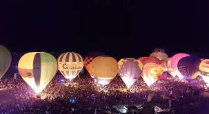 Descobreix les Festes Populars i Tradicions de l'Anoia 2 Globus aerostàtics il·luminats durant l'esdeveniment Night Glow a Igualada.