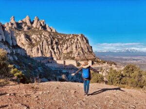 activitats a montserrat 18 Persona gaudint del senderisme i les vistes del massís de Montserrat durant una excursió
