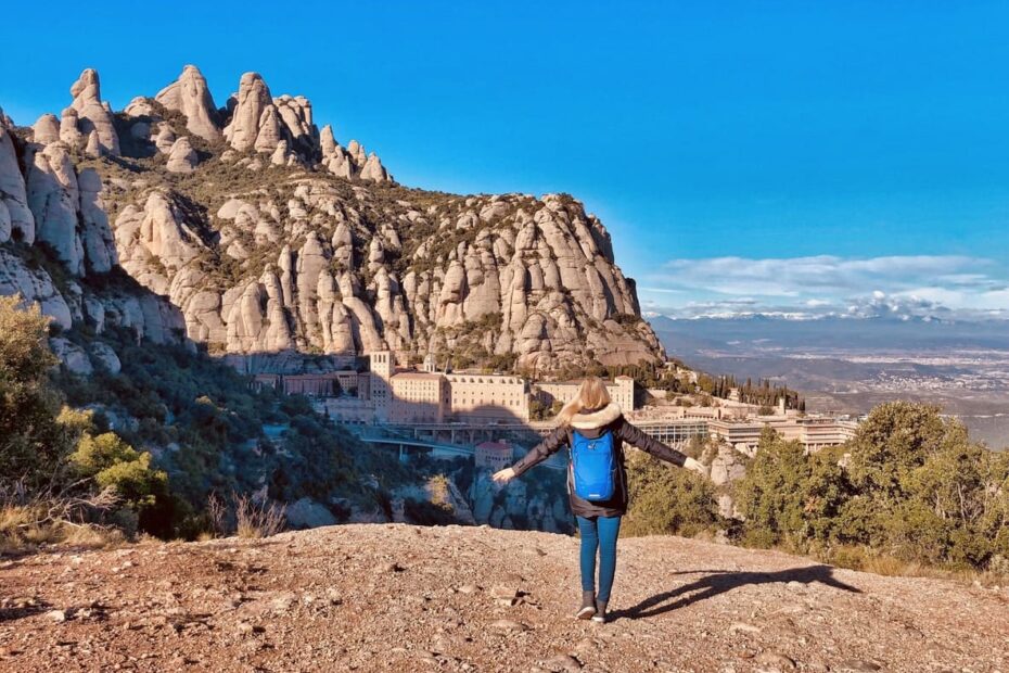 Senderisme a Montserrat: Les Millors Rutes 18 Persona gaudint del senderisme i les vistes del massís de Montserrat durant una excursió