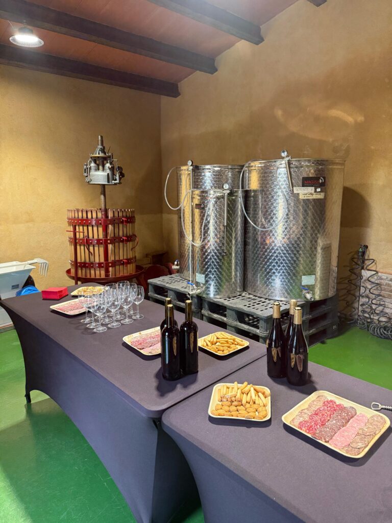 Canrobira 5 Tast de vins naturals amb embotits i formatges dins el celler de Can Rovira.
