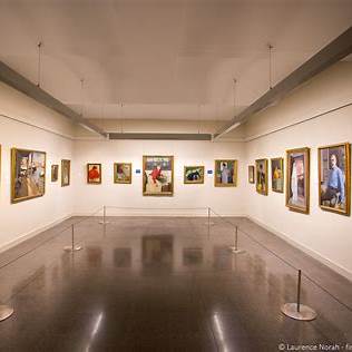 Museu de Montserrat: Secrets Ocults rere 1.000 Anys d’Història 19 Sala del museu Montserrat amb quadres modernistes penjats a les parets