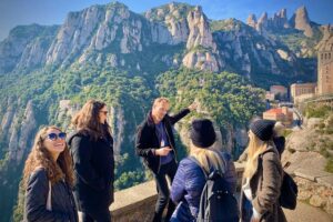 el monestir de montserrat 3 Com arribar al monestir des de Barcelona? Informació rellevant per visitar el monestir de montserrat